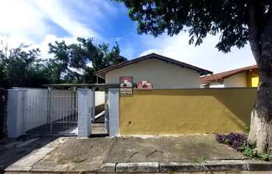 Imagem: A casa possui 3 Dormitórios, 1 Banheiro, 2 Vagas na garagem