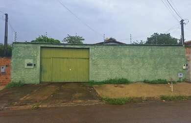 Imagem: A casa possui 2 Dormitórios, 2 Banheiros, 2 Vagas na garagem