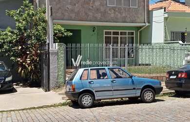 Imagem: A casa possui 4 Dormitórios, 3 Banheiros, 4 Vagas na garagem
