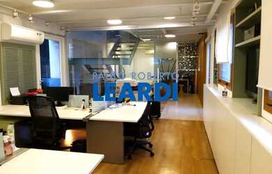 Imagem: O depósito possui 5 Vagas na garagem, 178m² de Área e está