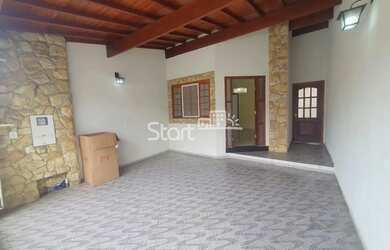 Imagem: A casa possui 3 Dormitórios, 2 Banheiros, 2 Vagas na garagem