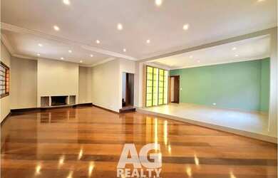 Imagem: A casa possui 4 Dormitórios, 4 Banheiros, 5 Vagas na garagem