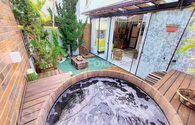 Imagem: A casa possui 3 Dormitórios, 2 Banheiros, 2 Vagas na garagem