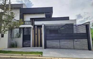 Imagem: A casa possui 3 Dormitórios, 2 Banheiros, 2 Vagas na garagem