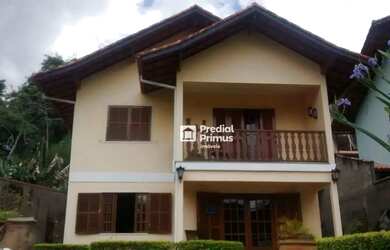 Imagem: A casa possui 5 Dormitórios, 3 Banheiros, 2 Vagas na garagem