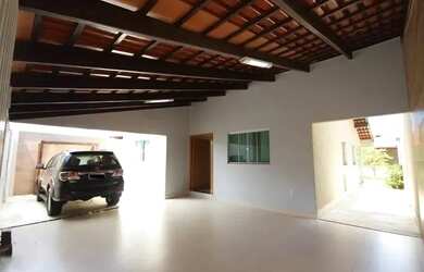 Imagem: A casa possui 3 Dormitórios, 3 Banheiros, 3 Vagas na garagem