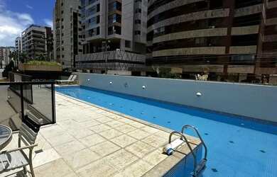 Imagem 2: 03 suítes com armários, lavabo e varanda, na Ponta Verde