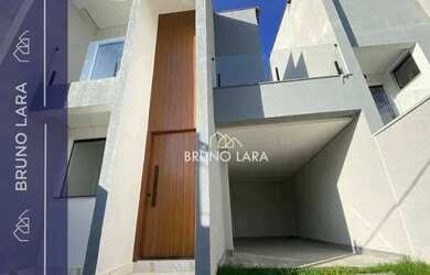 Imagem: A casa possui 3 Dormitórios, 4 Banheiros, 2 Vagas na garagem