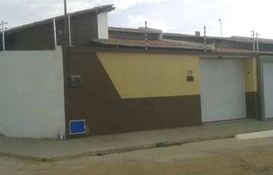 Imagem: A casa possui 3 Dormitórios, 1 Banheiro, 3 Vagas na garagem