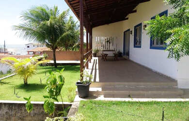 Imagem: A casa possui 3 Dormitórios, Acomodam 6 pessoas, 2 Vagas na