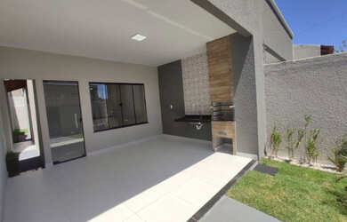 Imagem: A casa possui 3 Dormitórios, 2 Banheiros, 2 Vagas na garagem