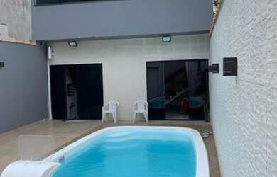 Imagem: A casa possui 4 Dormitórios, 4 Banheiros, 2 Vagas na garagem