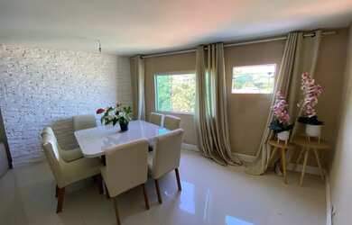 Imagem: A casa possui 3 Dormitórios, 2 Banheiros, 2 Vagas na garagem