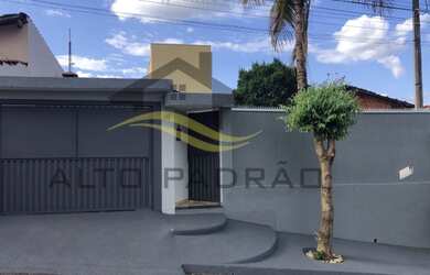 Imagem: A casa à venda possui 3 Dormitórios, 3 Banheiros, 2 Vagas