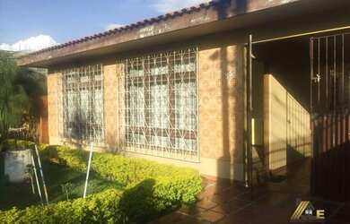 Imagem: A casa possui 3 Dormitórios, 2 Banheiros, 5 Vagas na garagem