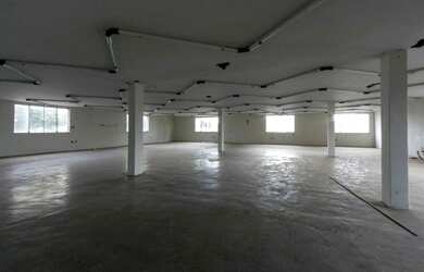 Imagem: O depósito possui 5 Vagas na garagem e 1058m² de Área e está