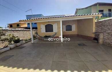 Imagem: A casa possui 3 Dormitórios, 2 Banheiros, 2 Vagas na garagem