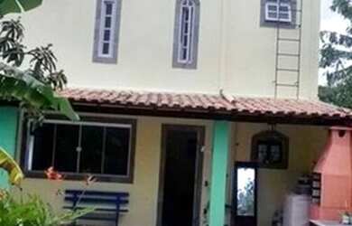 Imagem: A casa possui 3 Dormitórios, 3 Banheiros, 2 Vagas na garagem