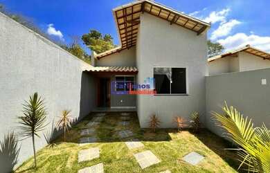 Imagem: A casa possui 2 Dormitórios, 1 Banheiro, 2 Vagas na garagem