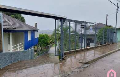 Imagem: A casa possui 4 Dormitórios, 1 Banheiro, 2 Vagas na garagem