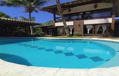 Imagem: A casa possui 4 Dormitórios, 5 Banheiros, 3 Vagas na garagem