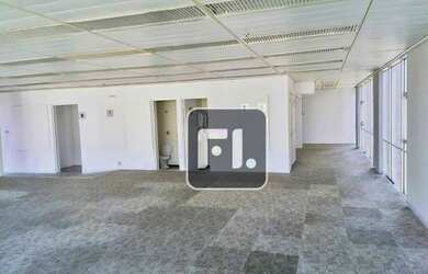 Imagem: O depósito possui 4 Vagas na garagem, 168m² de Área e está