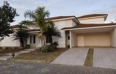 Imagem: A casa em condomínio possui 3 Dormitórios, 1 Banheiro, 4 Vagas