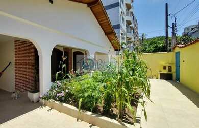 Imagem: A casa possui 4 Dormitórios, 3 Banheiros, 3 Vagas na garagem