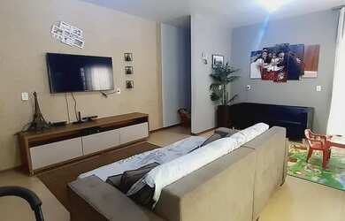 Imagem: A casa possui 3 Dormitórios, 2 Banheiros, 2 Vagas na garagem