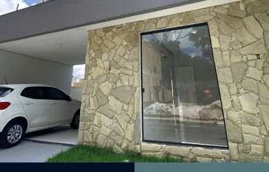 Imagem: A casa possui 4 Dormitórios, 4 Banheiros, 1 Vaga na garagem