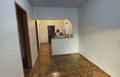 Imagem: A casa à venda possui 2 Dormitórios, 1 Banheiro, 1 Vaga na