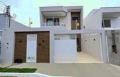 Imagem: A casa possui 3 Dormitórios, 1 Banheiro, 2 Vagas na garagem