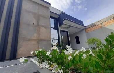 Imagem: A casa possui 3 Dormitórios, 2 Banheiros, 2 Vagas na garagem