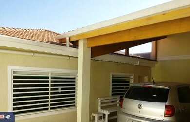 Imagem: A casa possui 3 Dormitórios, 3 Banheiros, 2 Vagas na garagem