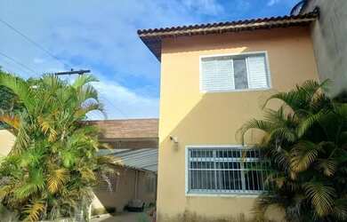 Imagem: A casa possui 3 Dormitórios, 2 Banheiros, 5 Vagas na garagem