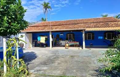 Imagem: A casa possui 2 Dormitórios, 1 Banheiro, 2 Vagas na garagem