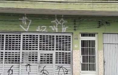 Imagem: A casa possui 2 Dormitórios, 2 Banheiros, 2 Vagas na garagem