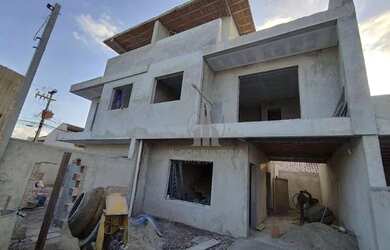 Imagem: A casa possui 3 Dormitórios, 2 Banheiros, 3 Vagas na garagem