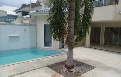 Imagem: A casa em condomínio possui 5 Dormitórios, 5 Banheiros, 3