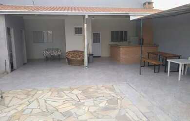 Imagem: A casa possui 2 Dormitórios, 3 Banheiros, 4 Vagas na garagem