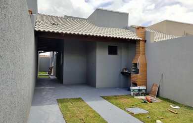 Imagem: A casa possui 3 Dormitórios, 2 Banheiros, 2 Vagas na garagem