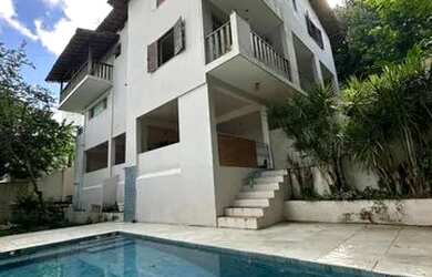 Imagem: A casa possui 4 Dormitórios, 5 Banheiros, 4 Vagas na garagem