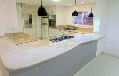 Imagem: A casa em condomínio possui 4 Dormitórios, 4 Banheiros, 5