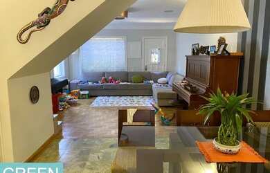 Imagem: A casa possui 4 Dormitórios, 5 Banheiros, 4 Vagas na garagem