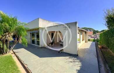 Imagem: A casa possui 3 Dormitórios, 5 Banheiros, 3 Vagas na garagem