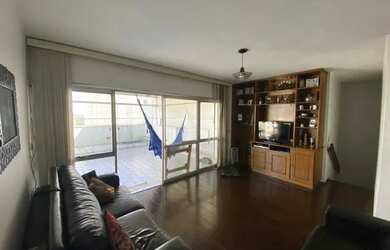 Imagem: A casa possui 3 Dormitórios, 3 Banheiros, 2 Vagas na garagem