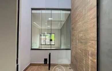 Imagem: A casa possui 3 Dormitórios, 2 Banheiros, 4 Vagas na garagem