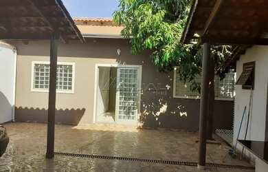 Imagem: A casa possui 3 Dormitórios, 3 Banheiros, 4 Vagas na garagem