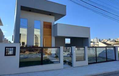 Imagem: A casa possui 3 Dormitórios, 3 Banheiros, 2 Vagas na garagem