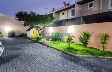 Imagem: A casa possui 3 Dormitórios, 2 Banheiros, 2 Vagas na garagem